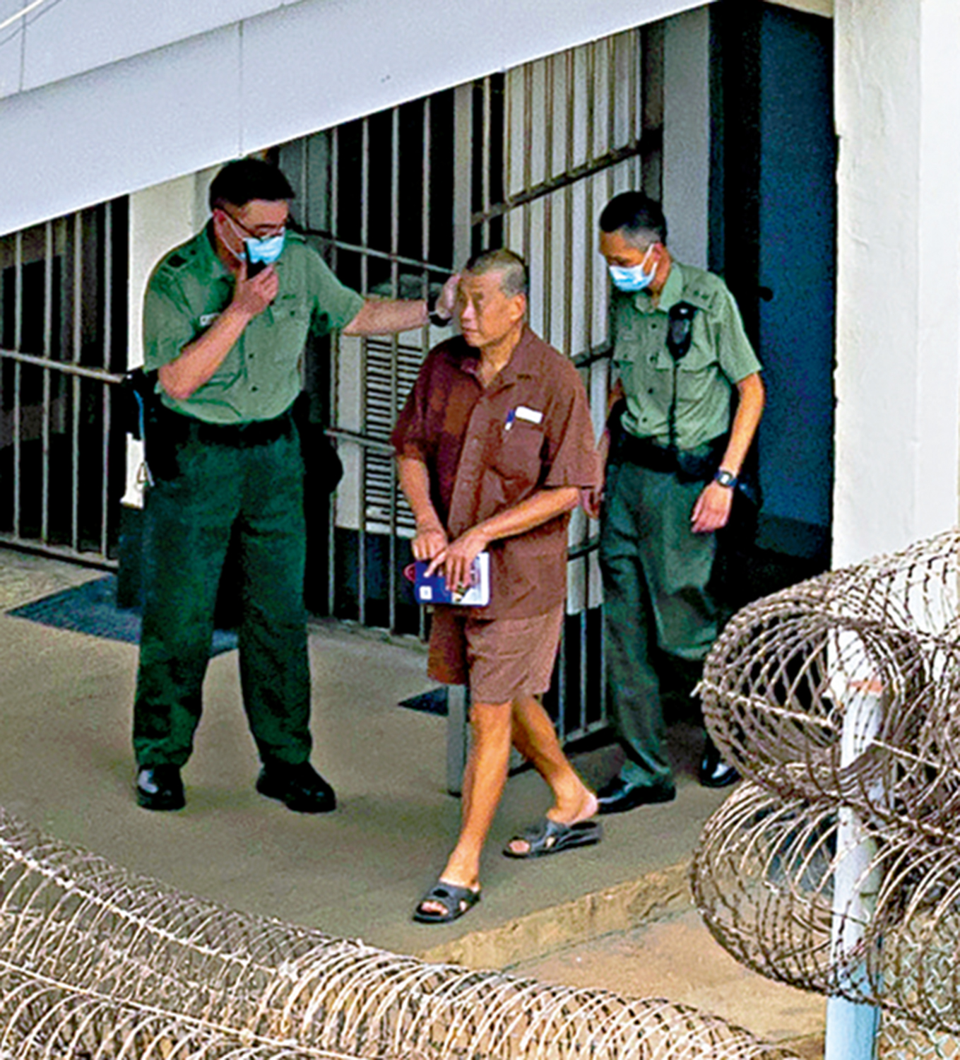 　　圖：黎智英現囚於赤柱監獄，日前有外媒拍到他出外放風情況。