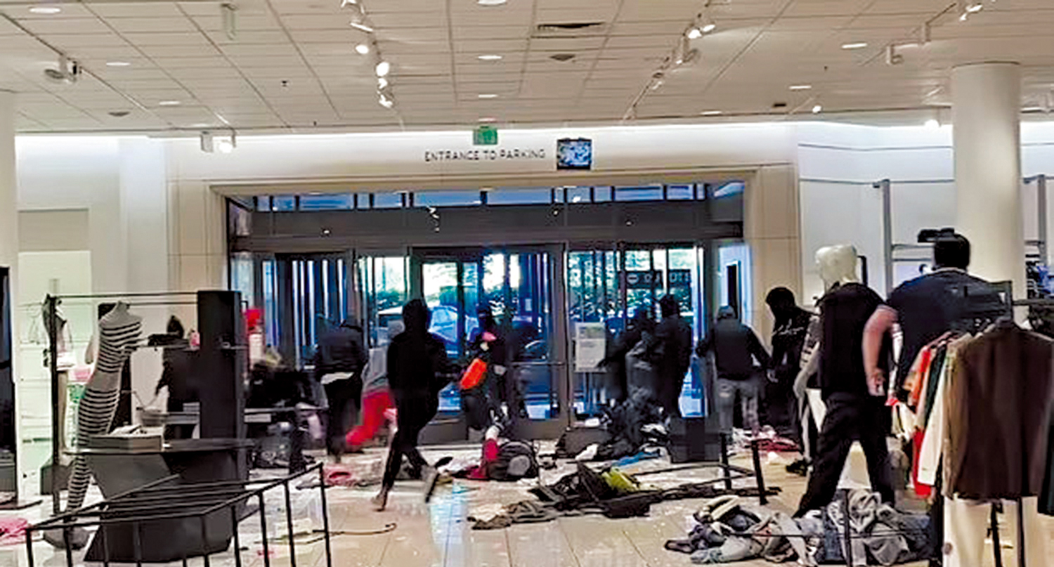 　　圖：加州洛杉磯百貨公司Nordstrom12日遭約50人搶劫，現場一片狼藉。\網絡圖片