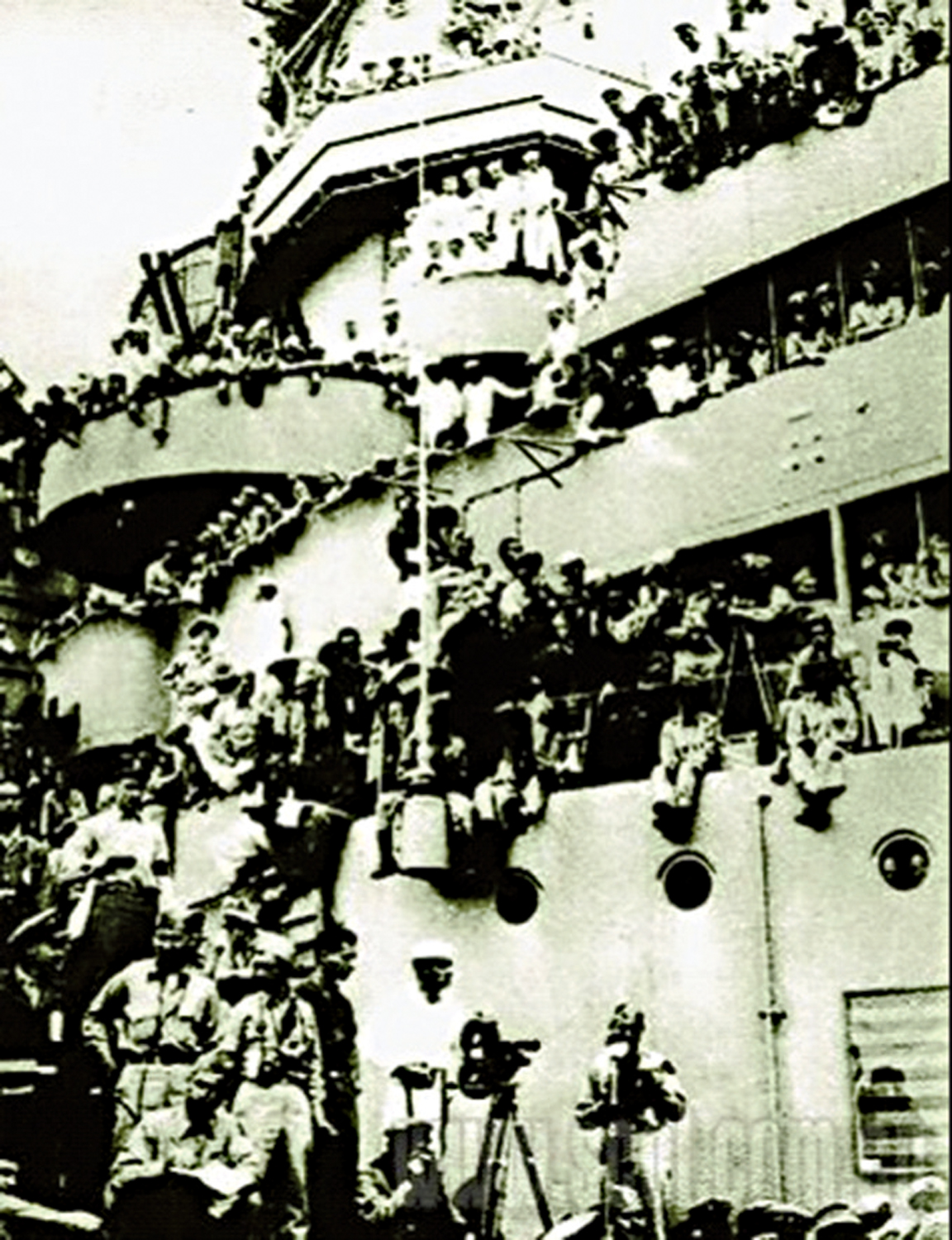 　　圖：《大公報》記者黎秀石拍攝「密蘇里號」戰艦上日本投降簽字儀式。