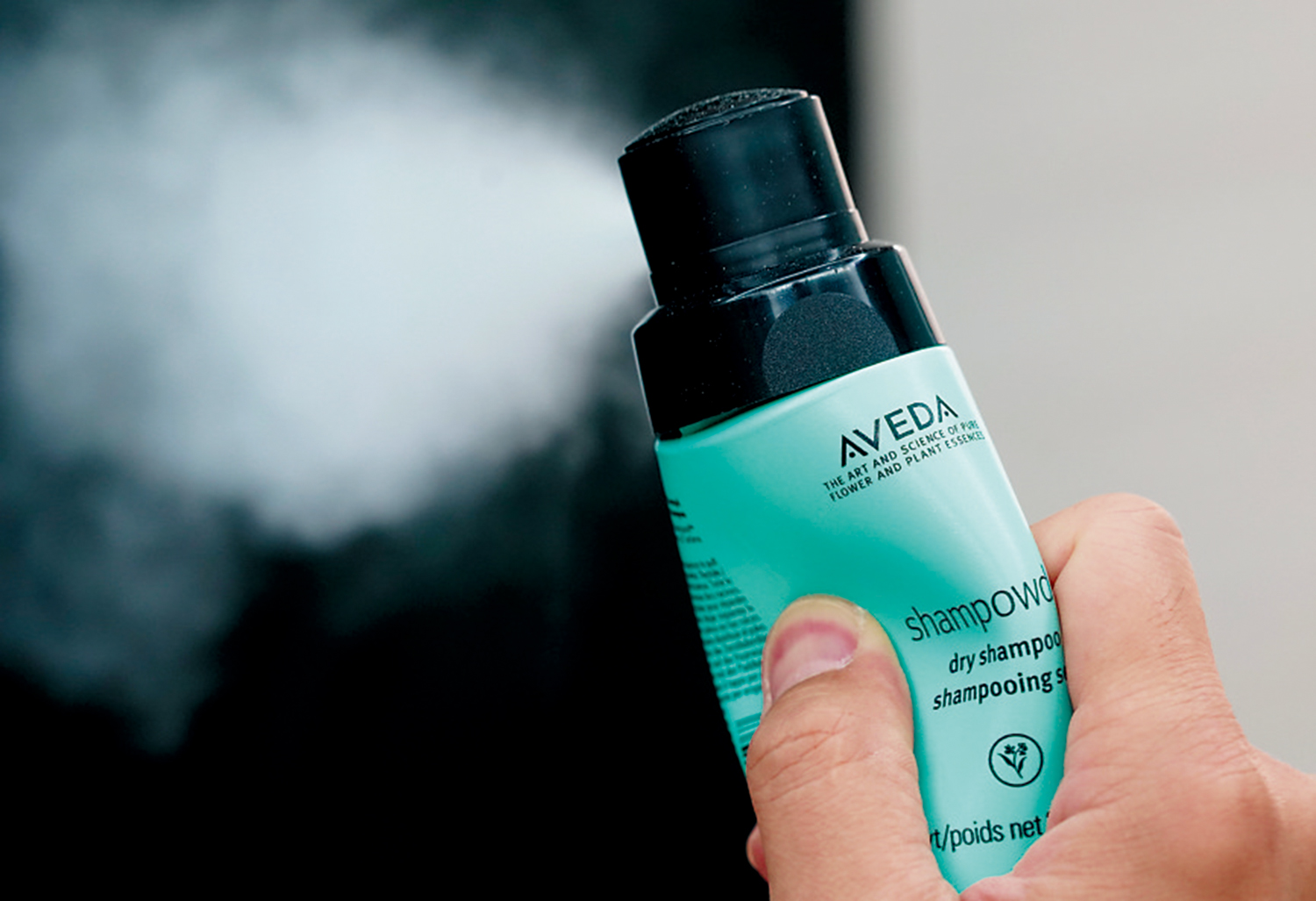 　　圖：消委會檢視市面上21款免沖水洗髮用品的標籤，「AVEDA」的shampowder dry shampoo標示含多種香料致敏物質。\大公報記者林良堅攝
