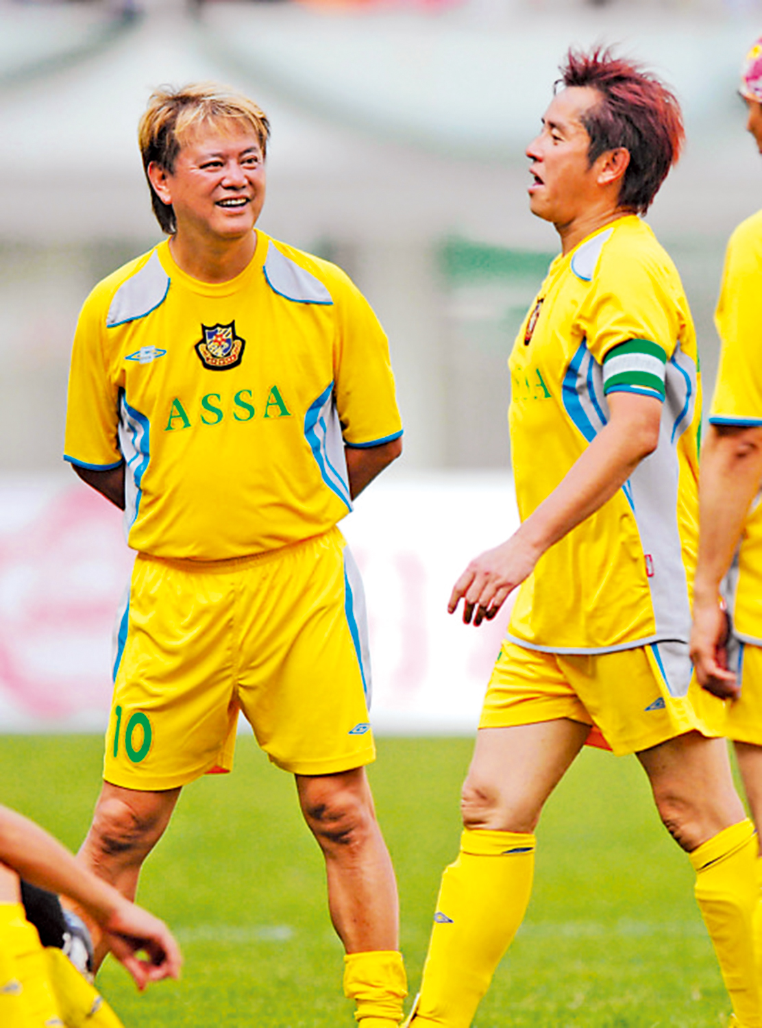 　　圖：陳百祥（左）與譚詠麟（右）是組建明星足球隊的成員之一。 資料圖片