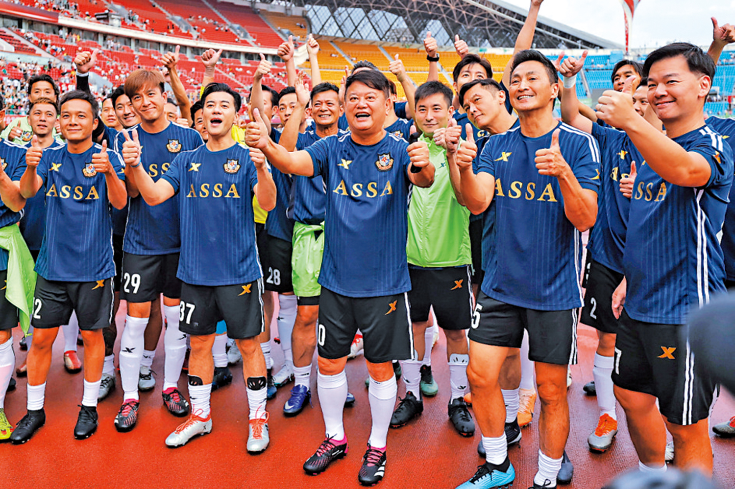 　　圖：明星足球隊在貴州受到熱烈歡迎。