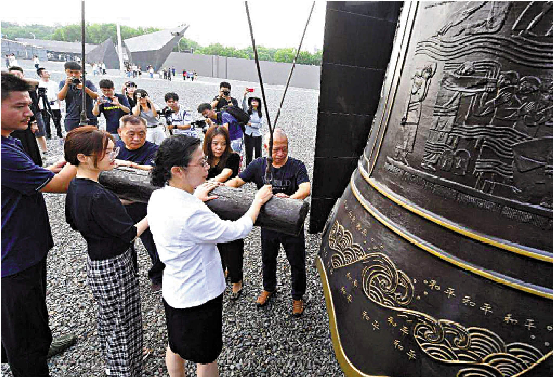 　　圖：8月15日，南京大屠殺倖存者後代代表在侵華日軍南京大屠殺遇難同胞紀念館公祭廣場撞響和平大鐘，祈福和平。/受訪者供圖