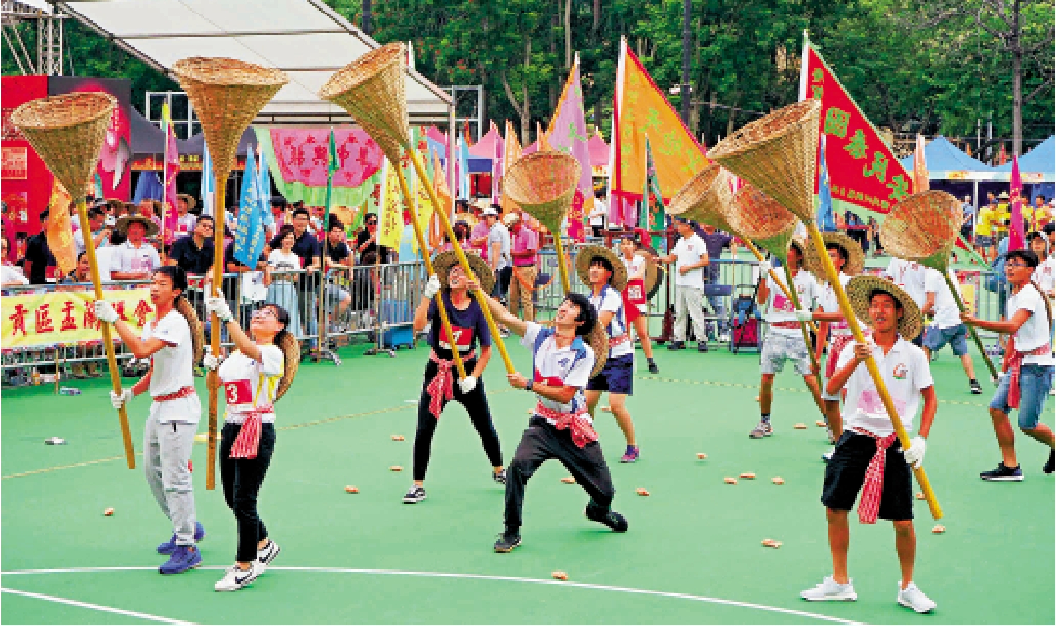 　　圖：盂蘭文化節保留傳統的搶孤競賽、親子盆供堆疊賽、潮式神功戲及祭祀祈福儀式等項目。 資料圖片