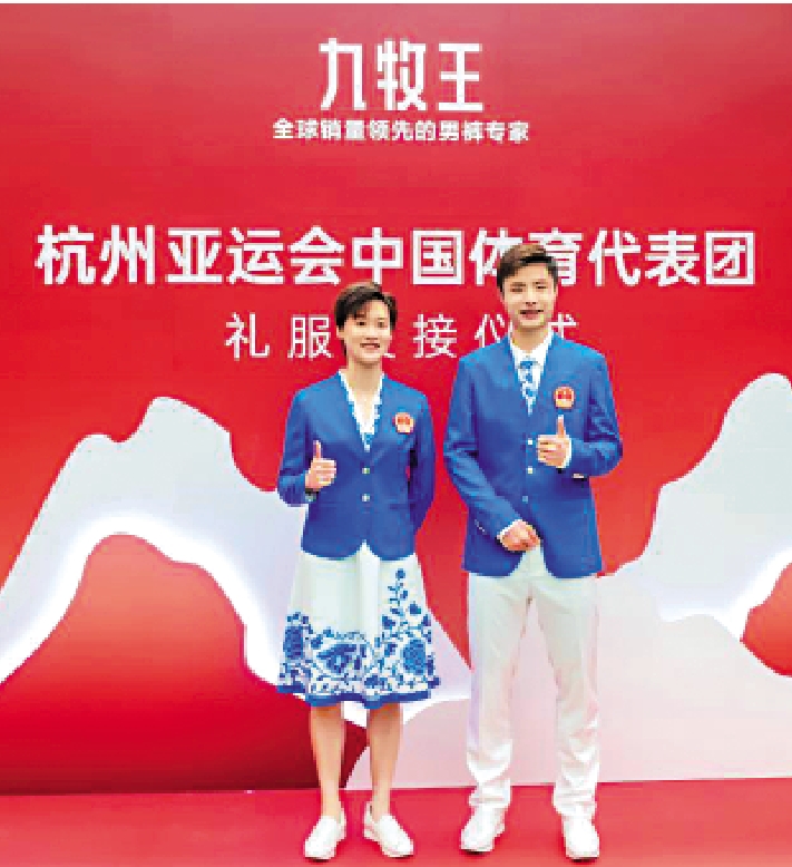 　　圖：陳雨菲（左）和石宇奇試穿禮服。\新華社