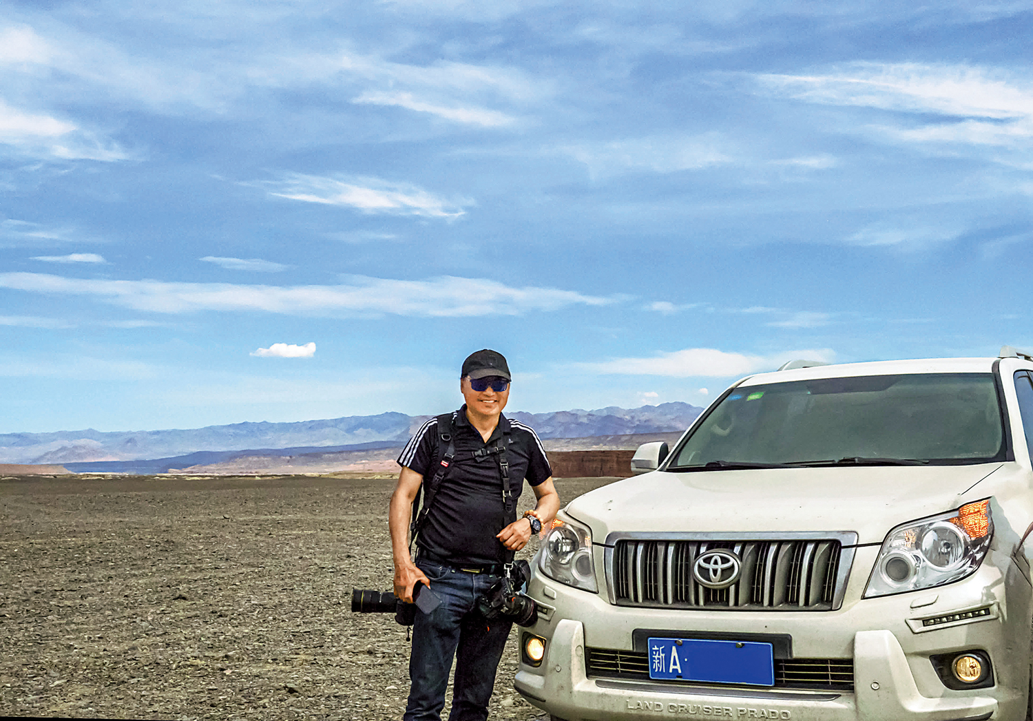 　　圖：陳俊濠在新疆攝影採風時留影。\黃小軍攝