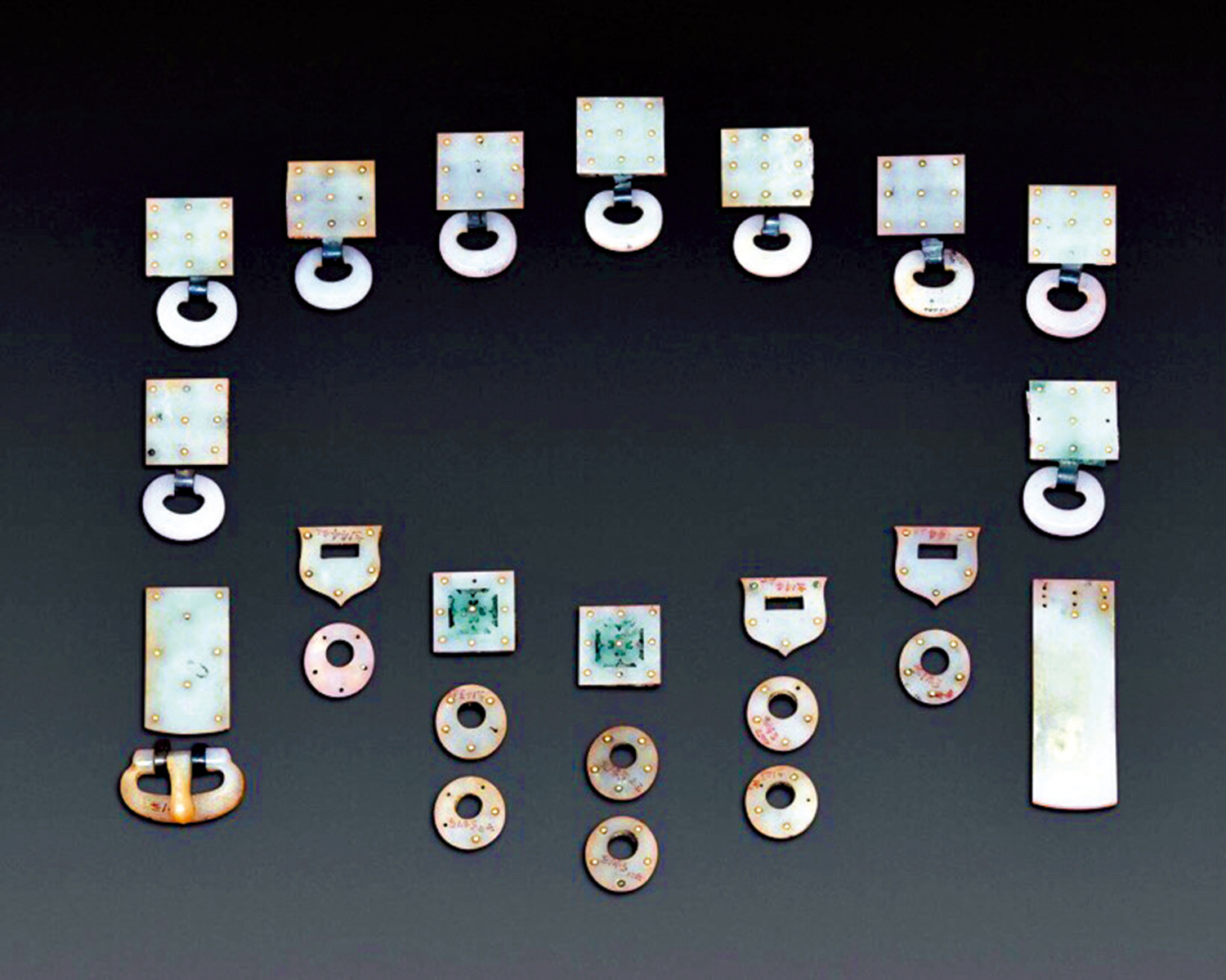 　　圖：九環白玉蹀躞帶銙