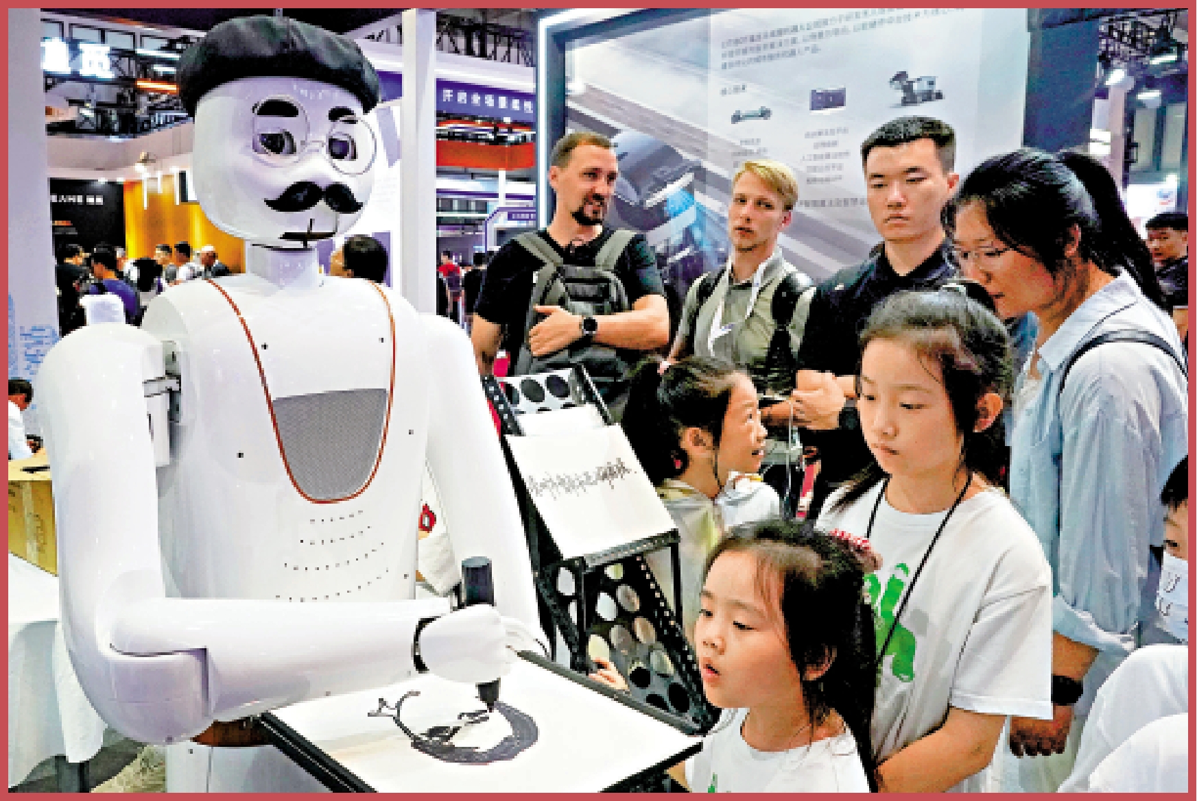 　　圖：8月17日，在2023世界機器人大會現場，觀眾們欣賞畫像機器人作畫。/新華社