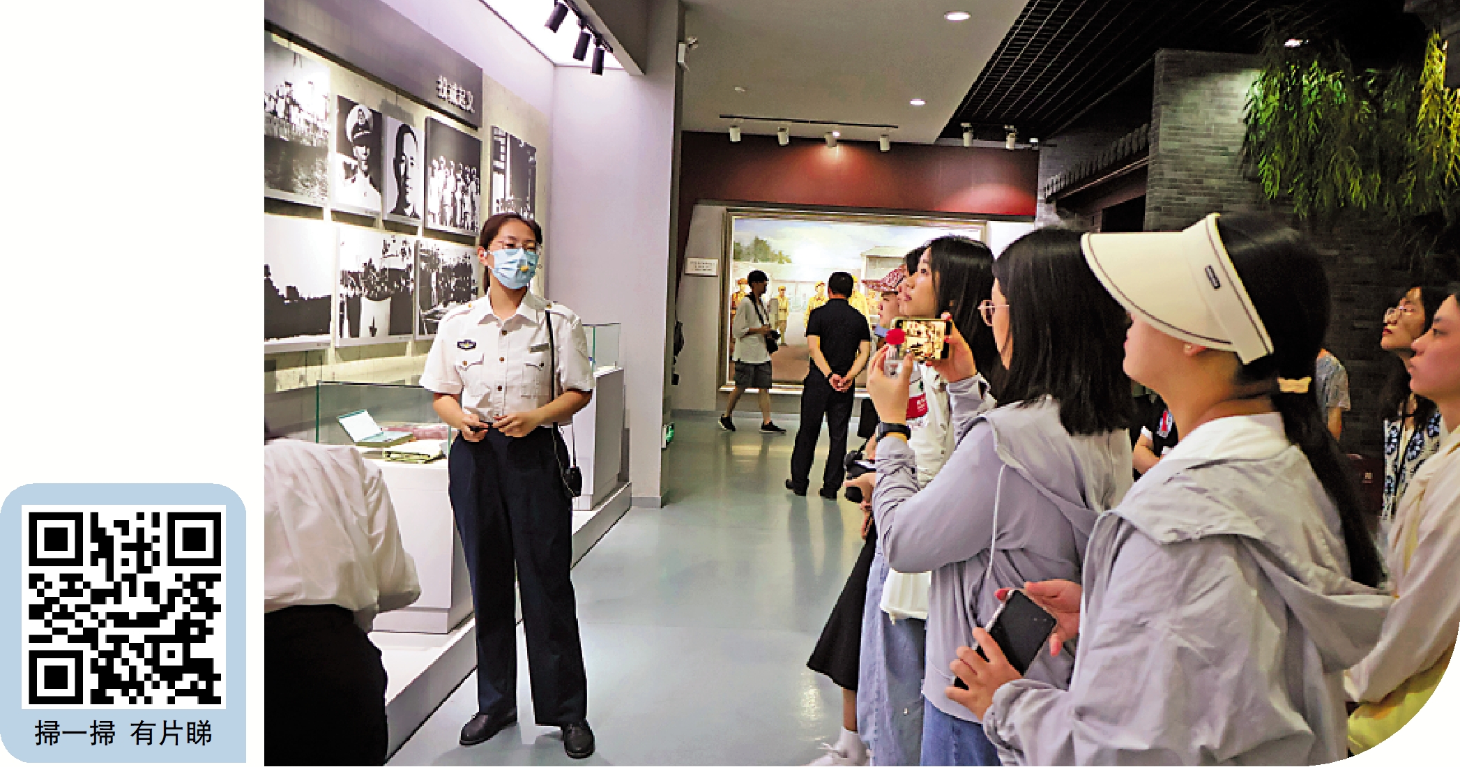 　　圖：學子們在中國人民解放軍海軍誕生地紀念館專心聆聽講解員的講解。/大公報實習記者朱文艷攝