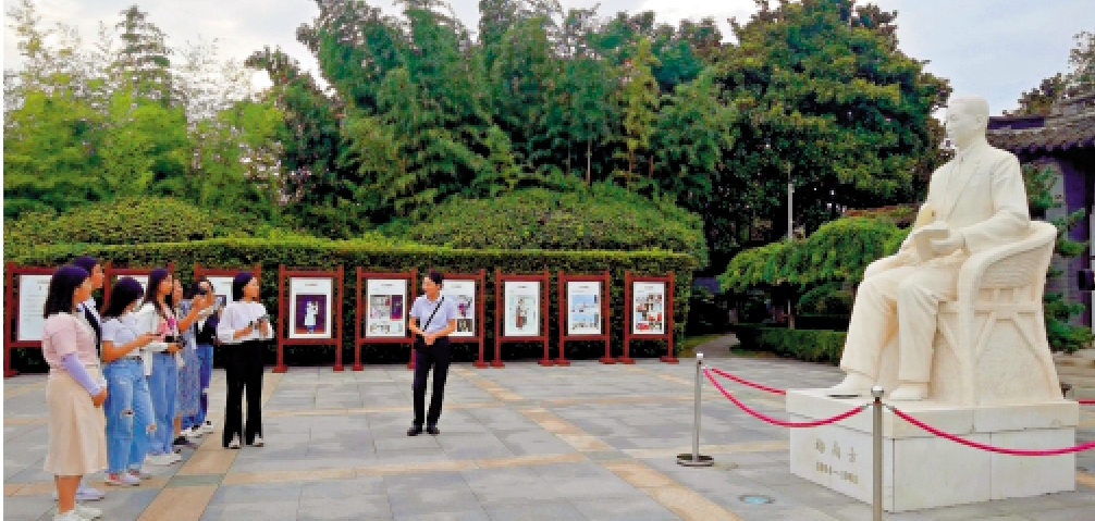 　　圖：梅蘭芳紀念館門前的梅蘭芳漢白玉坐像，已是泰州的文化地標之一。/大公報實習記者邱海琳攝