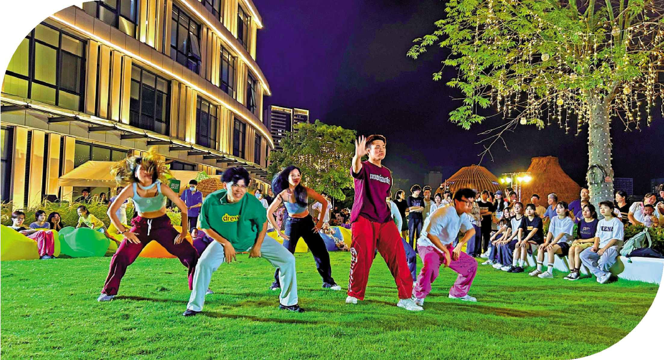 　　圖：夜經濟除了傳統的餐飲購物，還融合了文娛產業拓客源。圖為廣東某夜市的街舞表演。/大公報記者敖敏輝攝