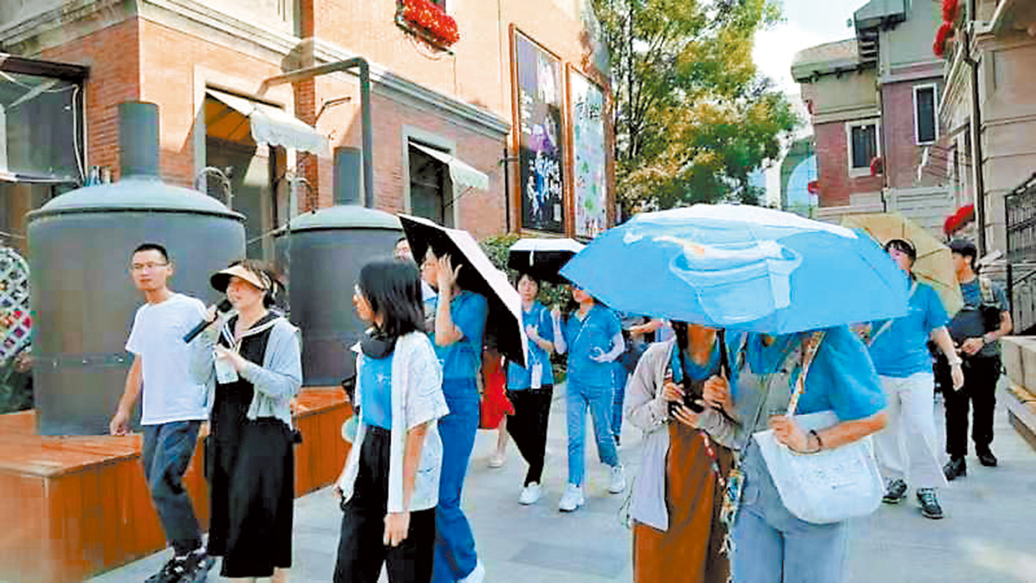 　　圖：港生遊覽意式風情街，觀賞中西交融的建築藝術。\大公報記者朱燁攝