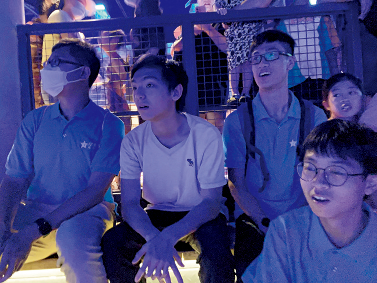 　　圖：港生在天津國家海洋博物館觀看4D影片，學習深海知識。\大公報記者張聰攝