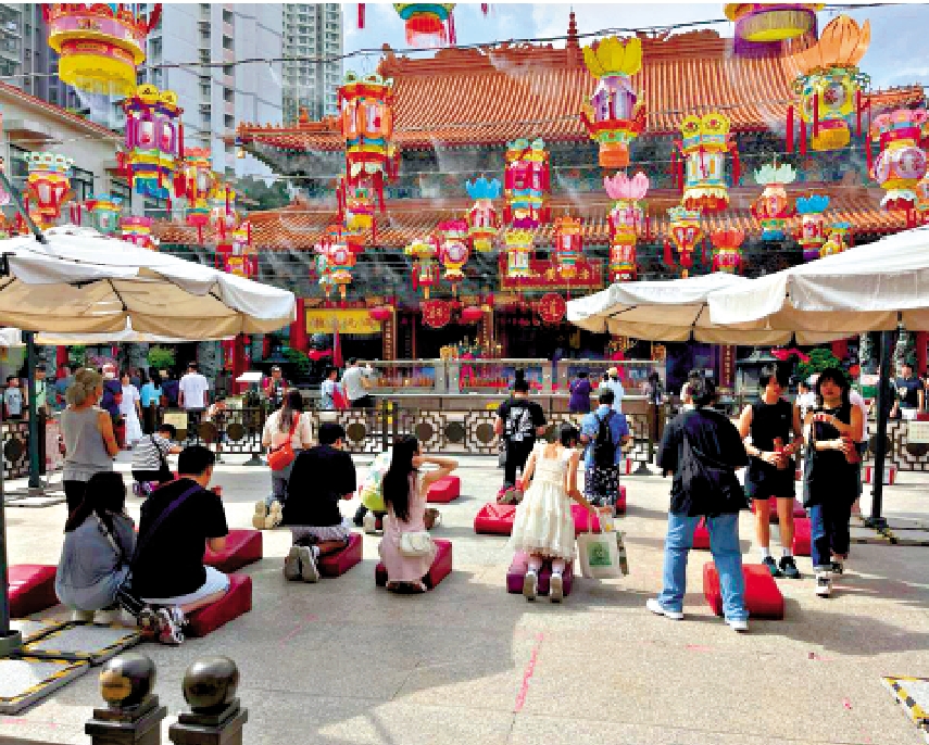 　　圖：黃大仙祠今晚舉行華服園遊會活動，大殿外已掛滿應節燈籠。