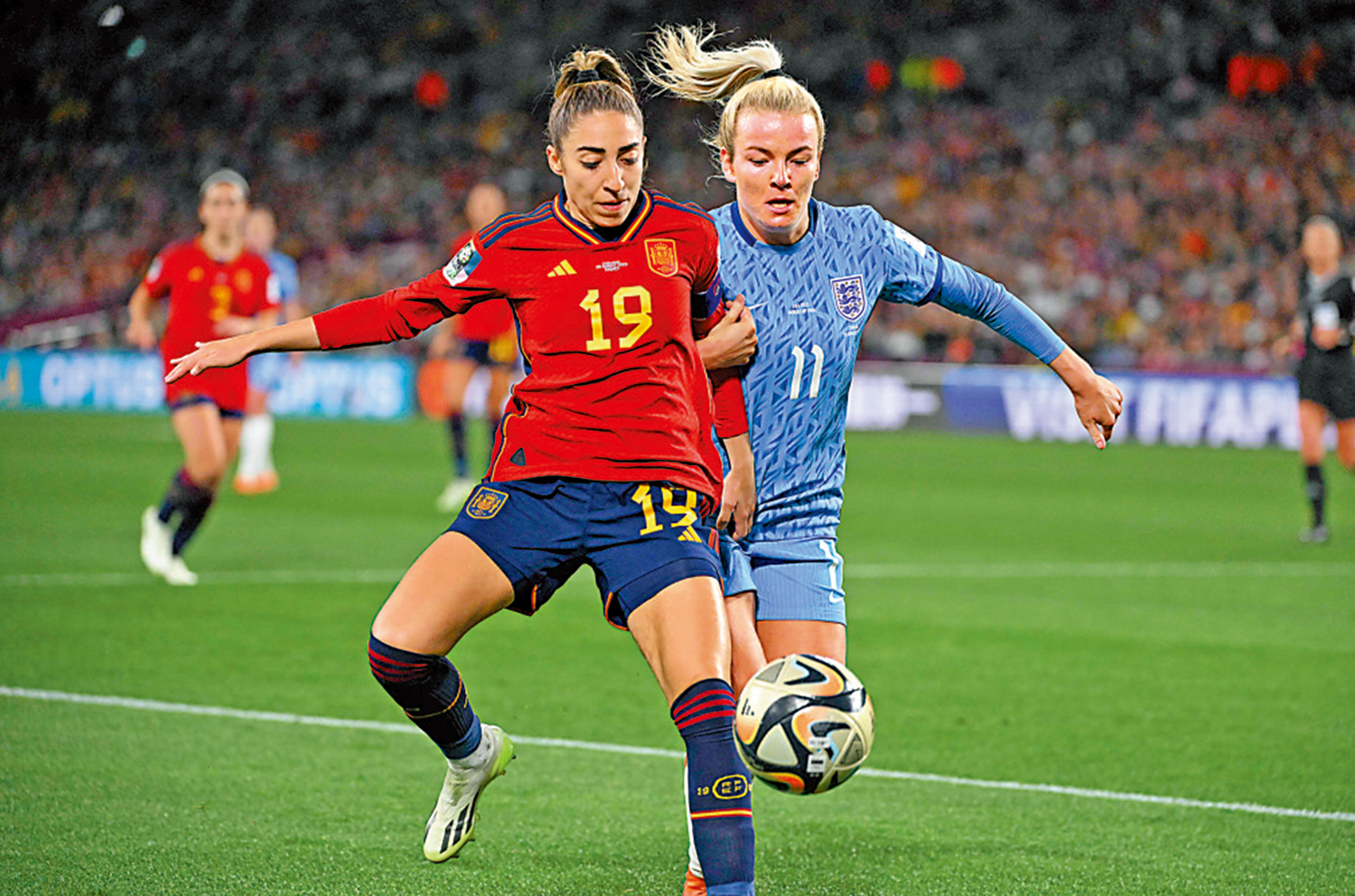 　　圖：卡蒙娜（左）完成女子世盃決賽後才得悉父親已離世。\資料圖片