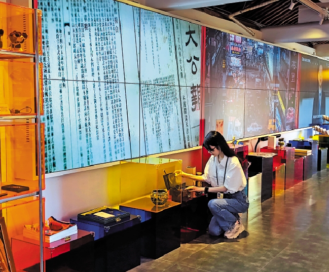 　　圖：劉玳菱在故宮文創香港空間整理文創產品。\大公報記者江鑫嫻攝