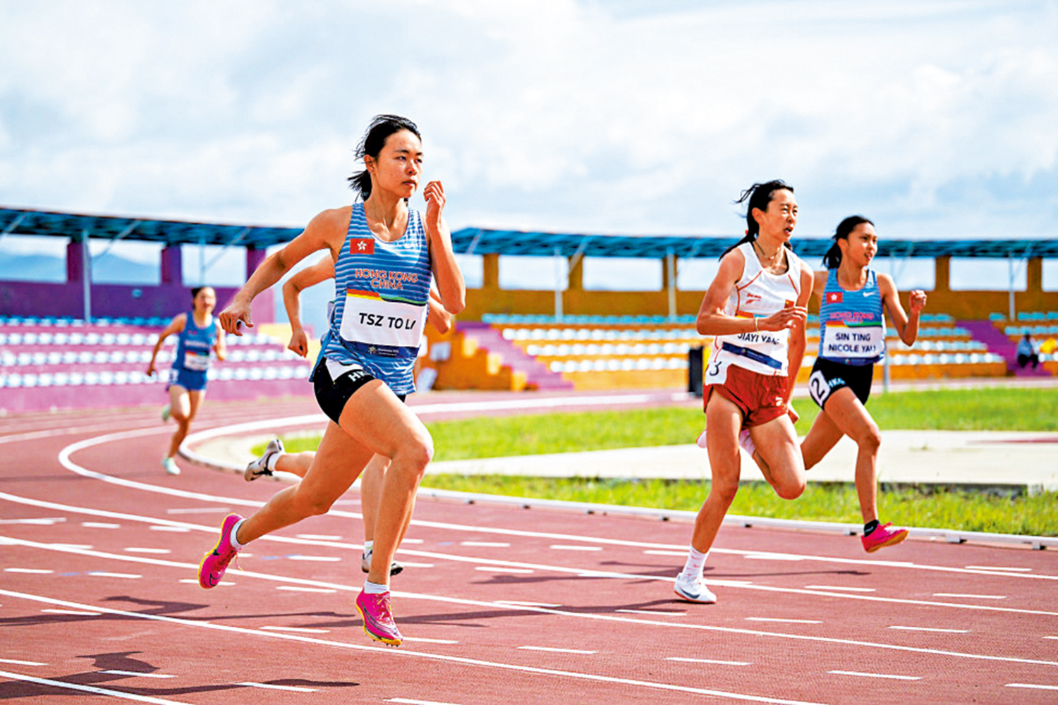 　　圖：李紫桃（左一）與隊友邱蒨庭（左三）在決賽對壘。