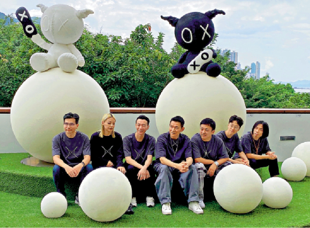 　　圖：劉德華（中）等在戶外展區合影。