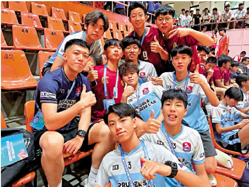 　　圖：一班青年球員在開幕禮中合照。\大公報記者敖敏輝攝