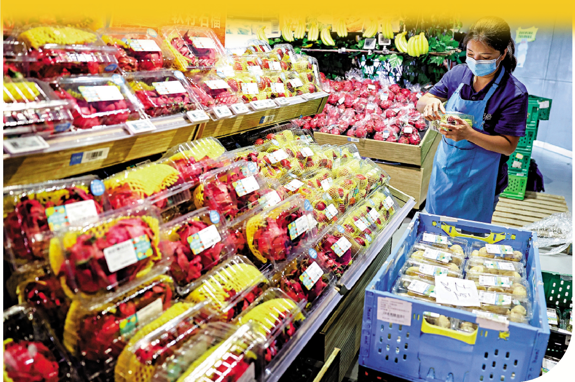 　　圖：一直以來，日本農產品對外出口強勁。受核污水排海影響，專家籲除水產品外，也應關注進口日本農產品安全。圖為貴陽一生鮮超市工作人員在分揀水果。/新華社