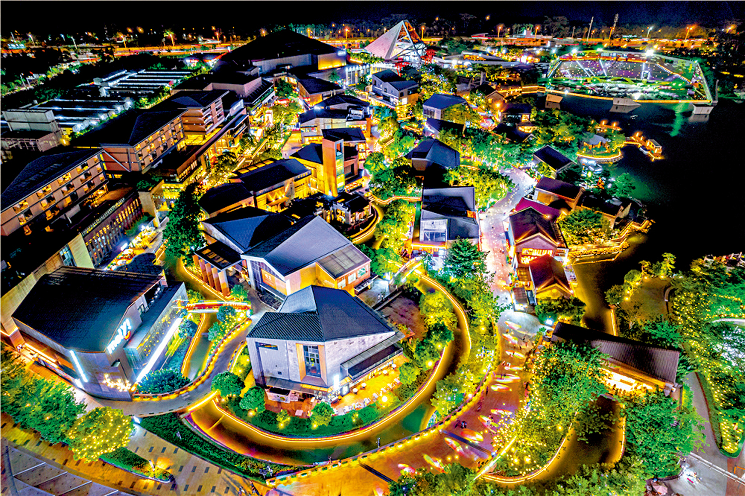 　　圖：深圳歡樂海岸街區通過燈光升級營造氛圍，被評為夜間經濟示範街區。