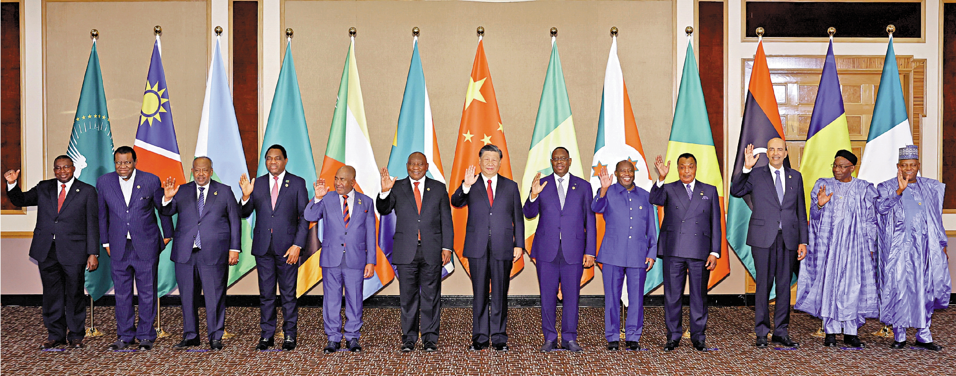 圖：當地時間8月24日晚，國家主席習近平和南非總統拉馬福薩在約翰內斯堡共同主持中非領導人對話會。這是會前集體合影。\新華社