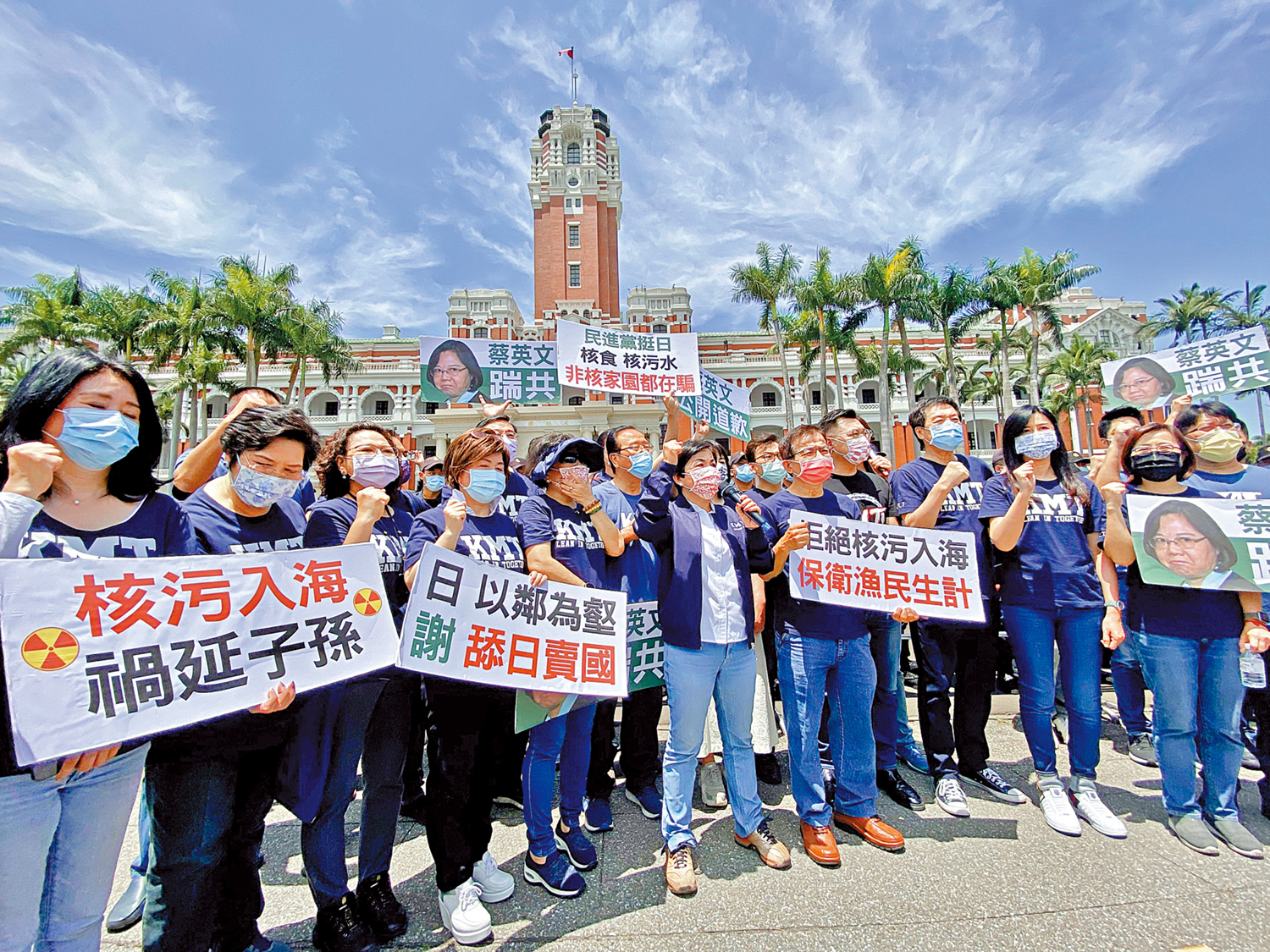 　　圖：日本政府8月24日啟動排放福島核污水，台灣島內各界表示擔心，並痛斥民進黨當局漠視民眾健康安全。圖為島內民眾抗議台當局為日本核污水入海政策詭辯。\資料圖片