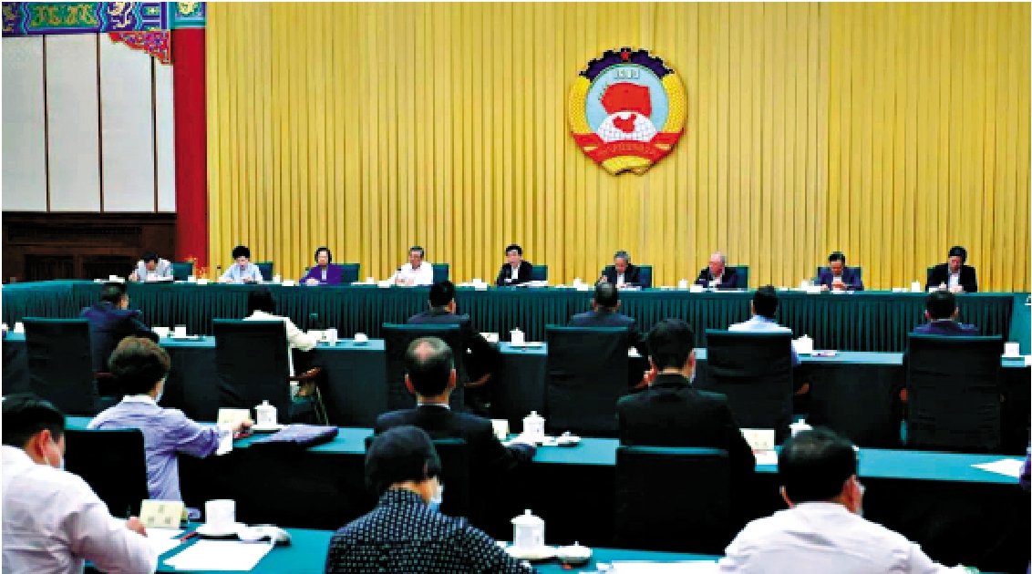 　　圖：8月25日，十四屆全國政協第九次雙周協商座談會在北京召開，中共中央政治局常委、全國政協主席王滬寧主持會議。\人民政協報