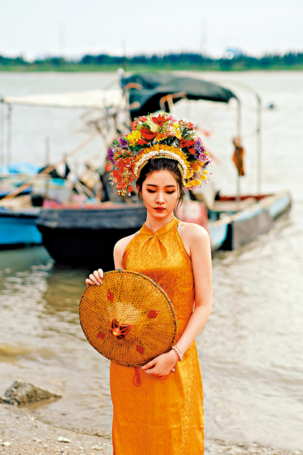 　　圖：廣東遊客李佳盈體驗在蟳埔村簪花圍。\大公報記者蔣煌基攝