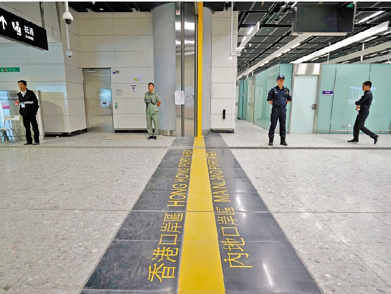 　　圖：西九龍高鐵站採用「一地兩檢」，方便快捷，大受旅客歡迎。圖為站內的內地口岸區與香港口岸區分界線。