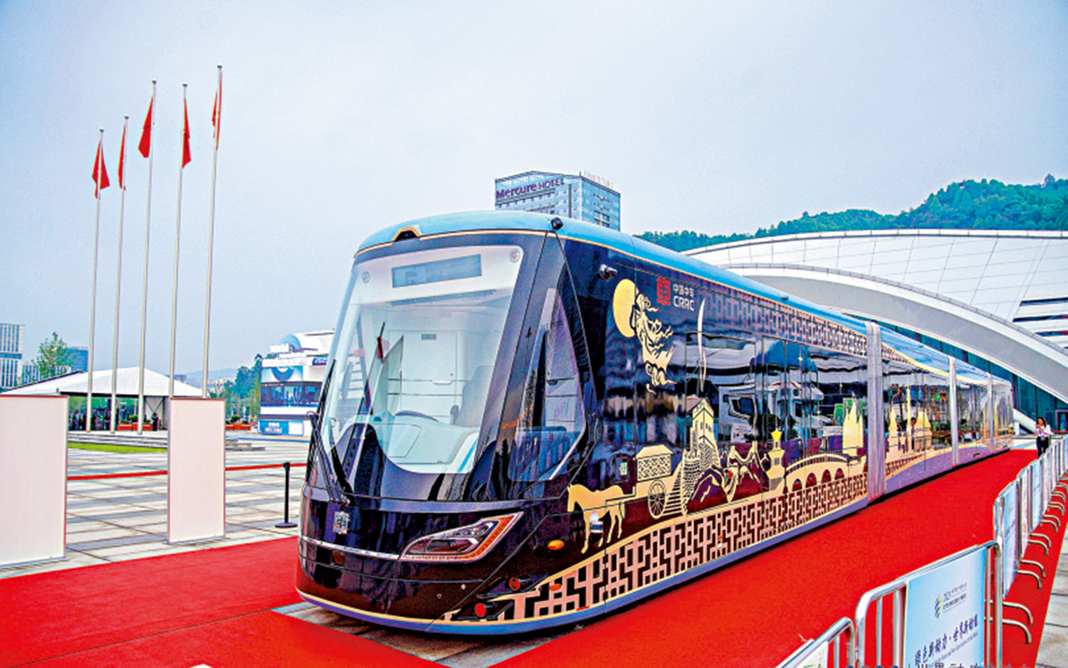 　　圖：2023世界動力電池大會期間，智軌列車亮相展會。\大公報記者向芸攝