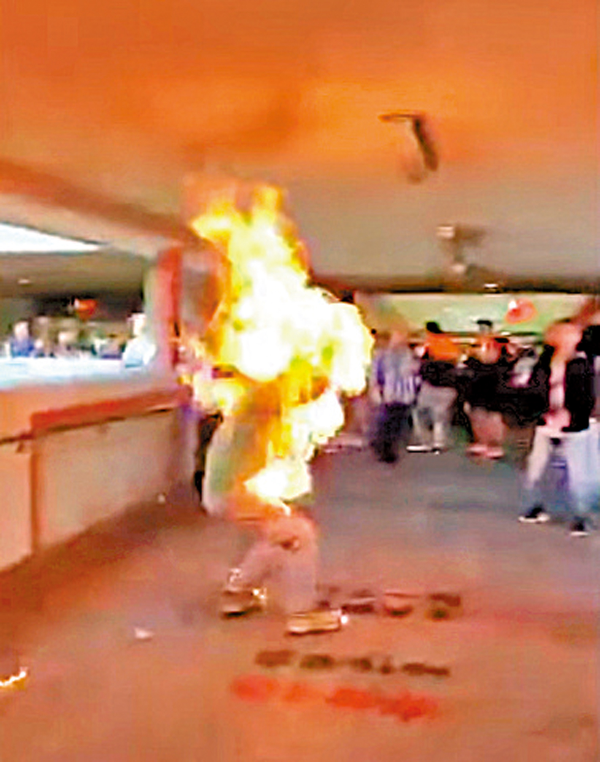 　　圖：事主X當日追截破壞公物的黑衣暴徒時，遭縱火焚身。