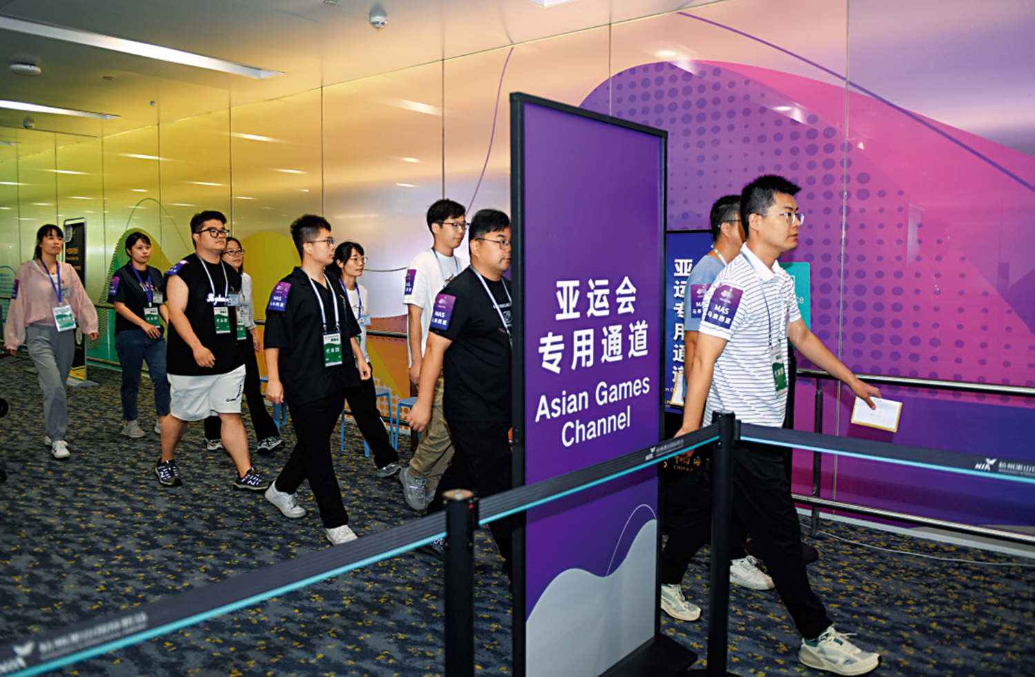 　　圖：參與演練的「代表團」成員在杭州機場走亞運會專用通道。\中新社