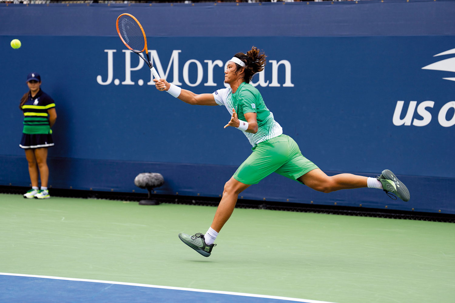 　　圖：在2023美國網球公開賽男子單打第一輪比賽中，中國選手張之臻以3：2戰勝美國選手禾夫，晉級第二輪。\新華社