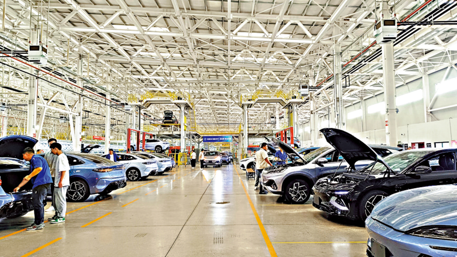 　　圖：圖為比亞迪常州基地新能源汽車生產車間。\大公報記者賀鵬飛攝