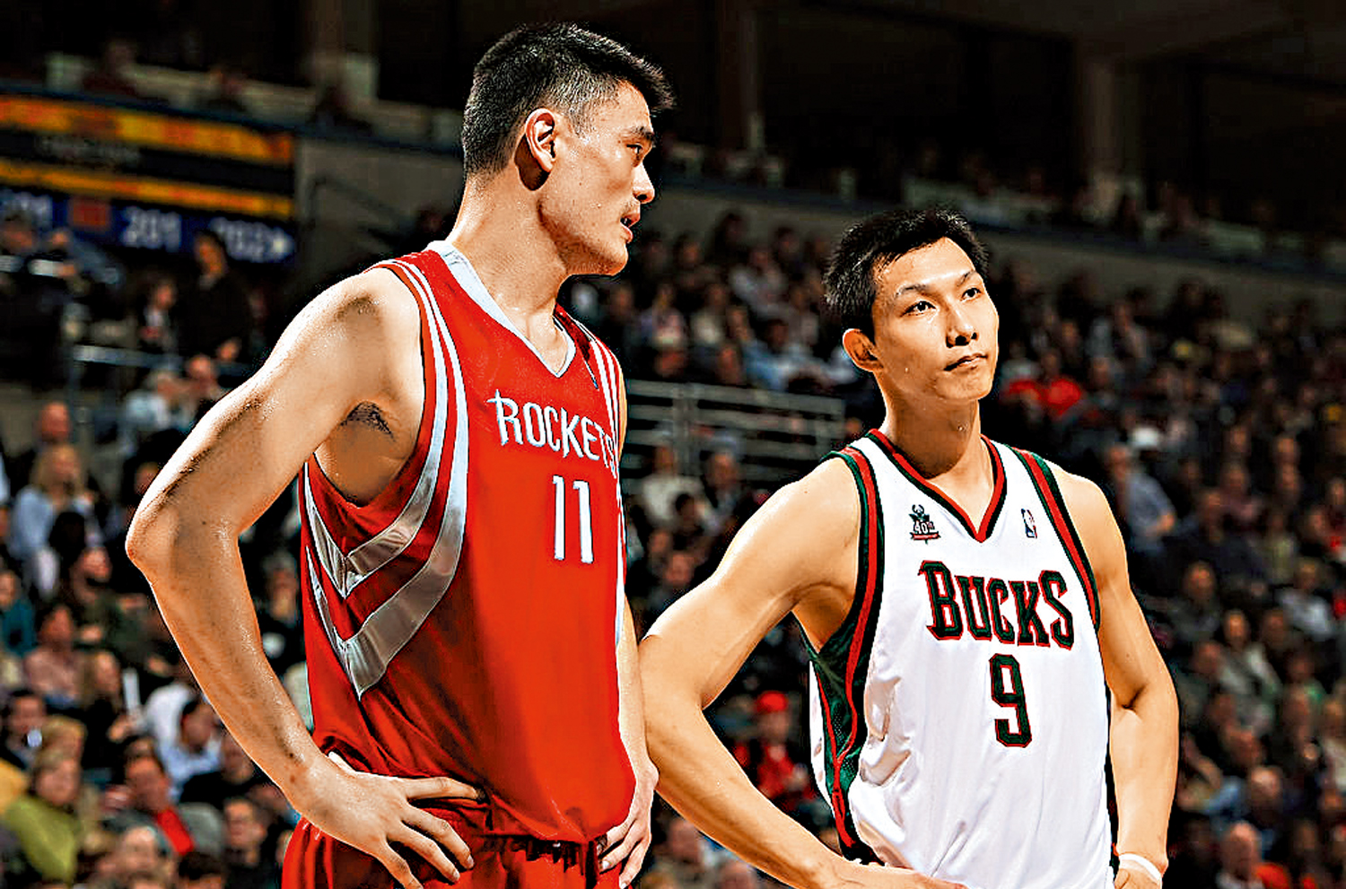 　　圖：易建聯（右）首季NBA與效力火箭的姚明上演「中國打吡」，當時錄得破紀錄2億觀眾的高收視。