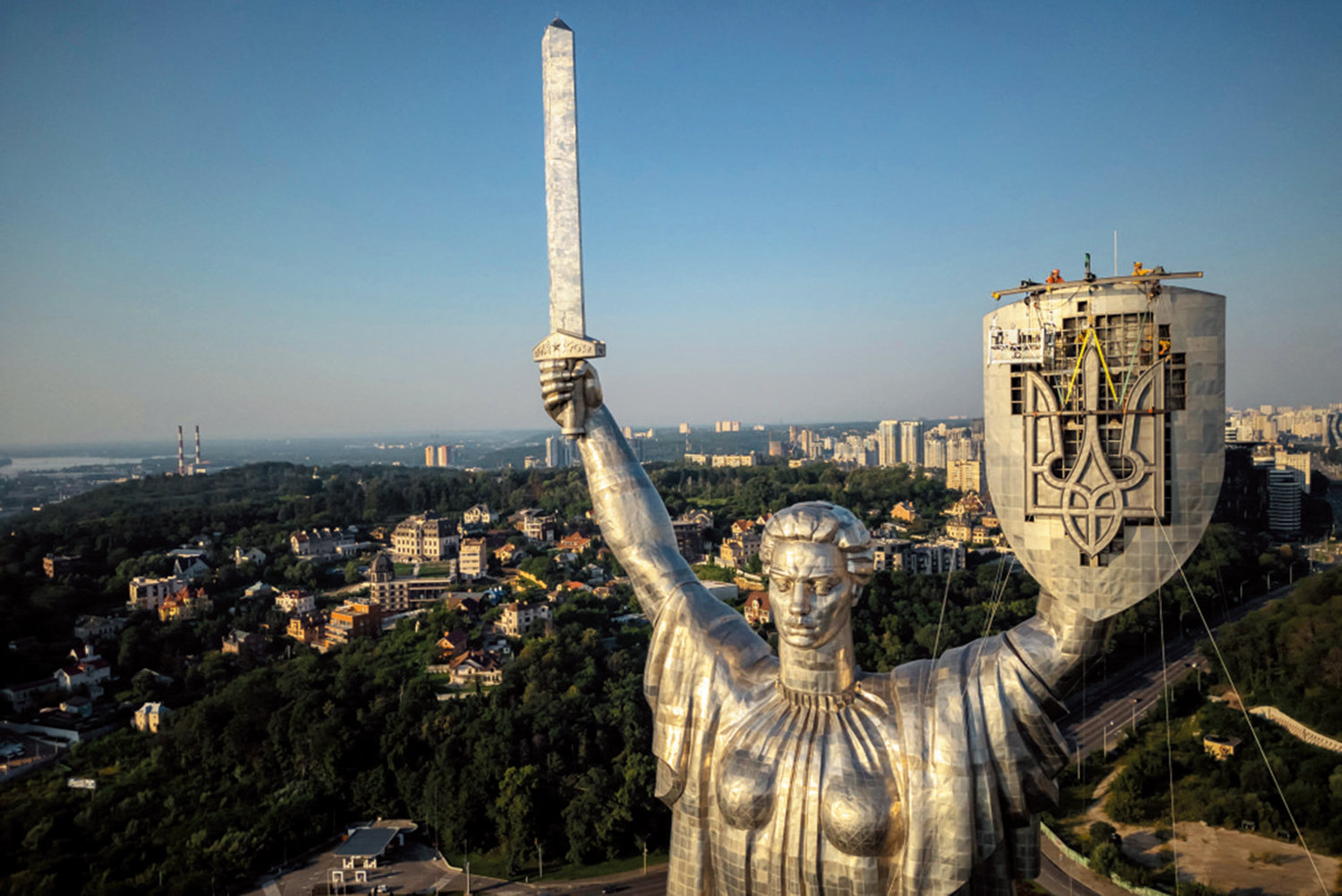 　　圖：工人在「祖國母親」雕像上安裝象徵烏克蘭國徽上的三叉戟。\法新社