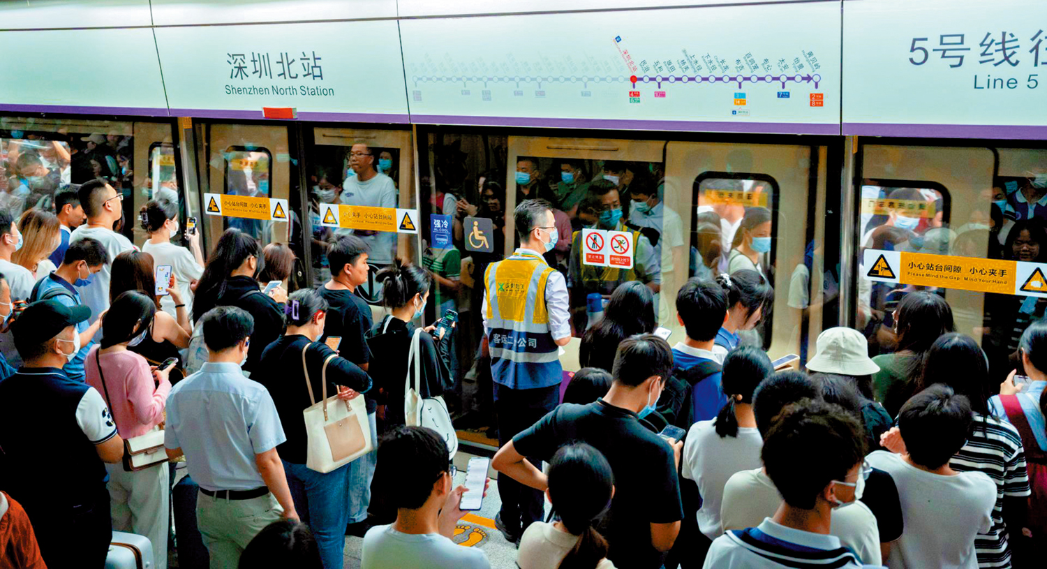 　　圖：深圳市公共交通客流火熱，圖為市民在地鐵深圳北站站台等候上車。