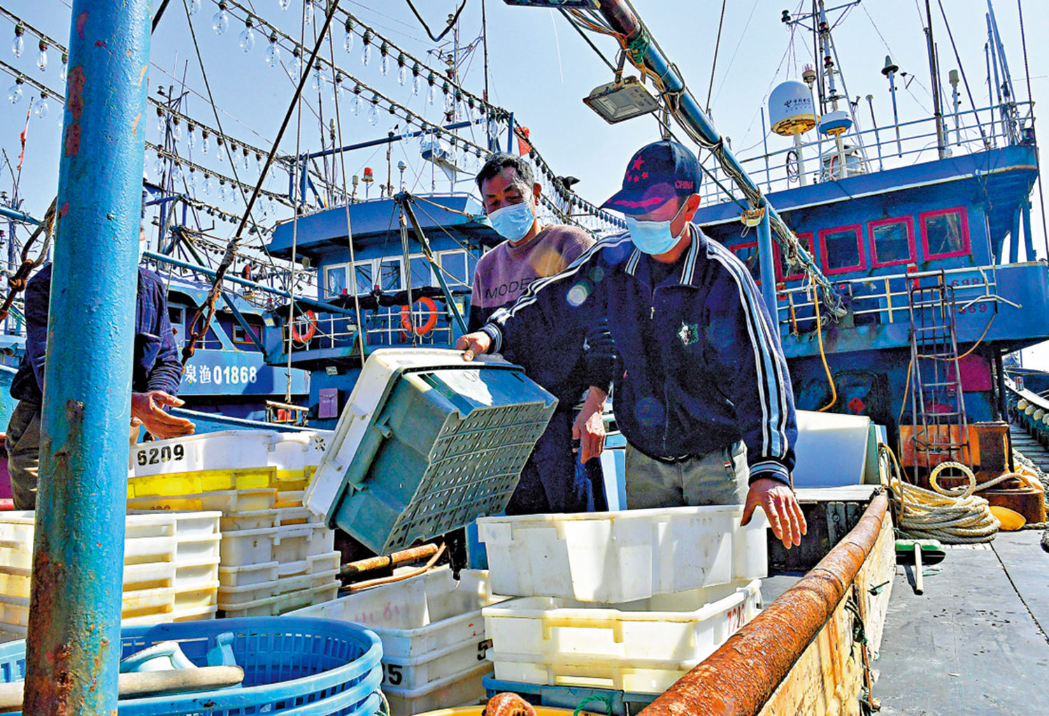 　　圖：福建泉州的海員在船上作業。