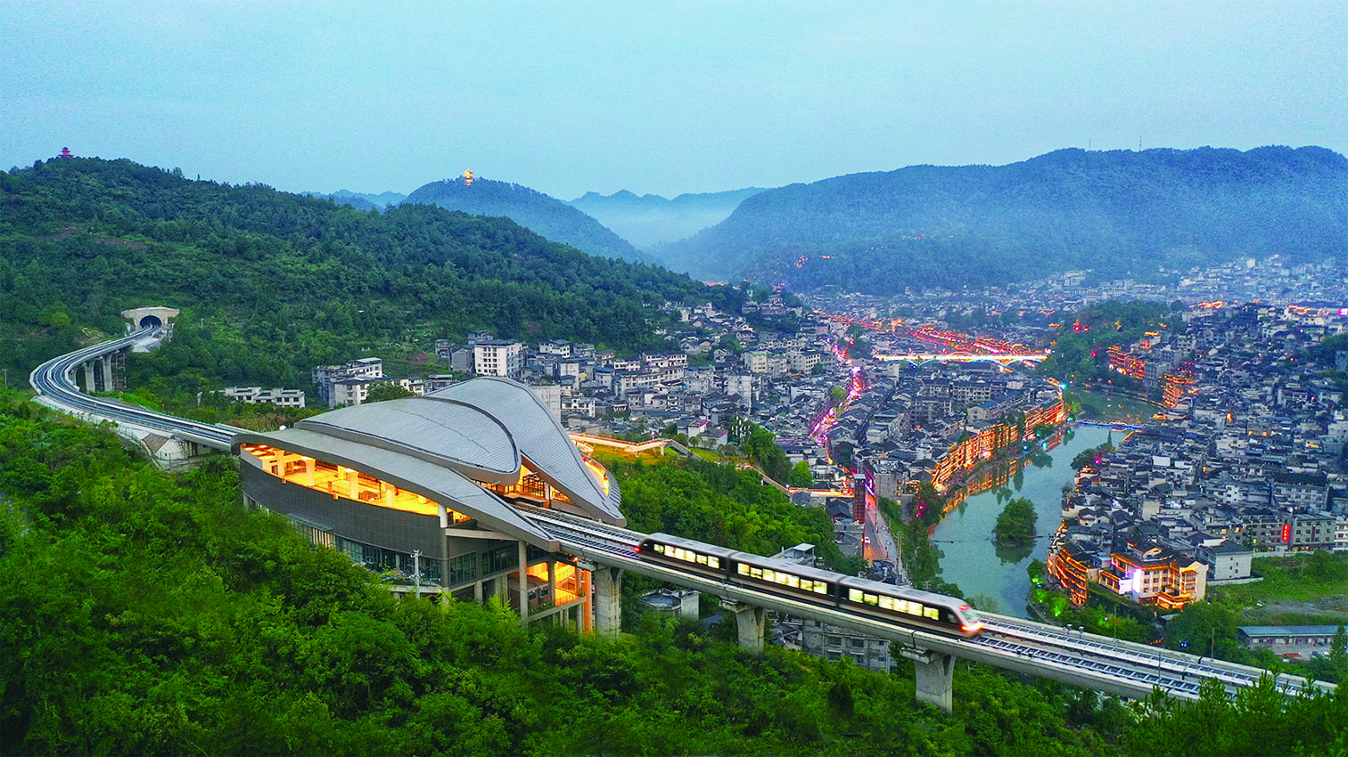 　　圖：鳳凰磁浮觀光快線。