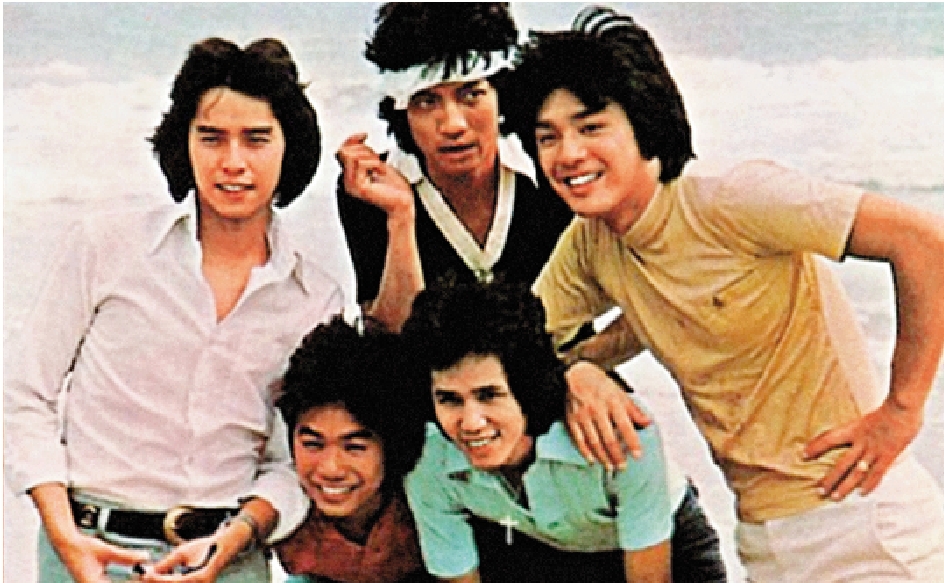 　　圖：譚詠麟（前排左起）、彭健新、葉智強、鍾鎮濤、陳友（後）於1973年組成溫拿樂隊，唱足50年。
