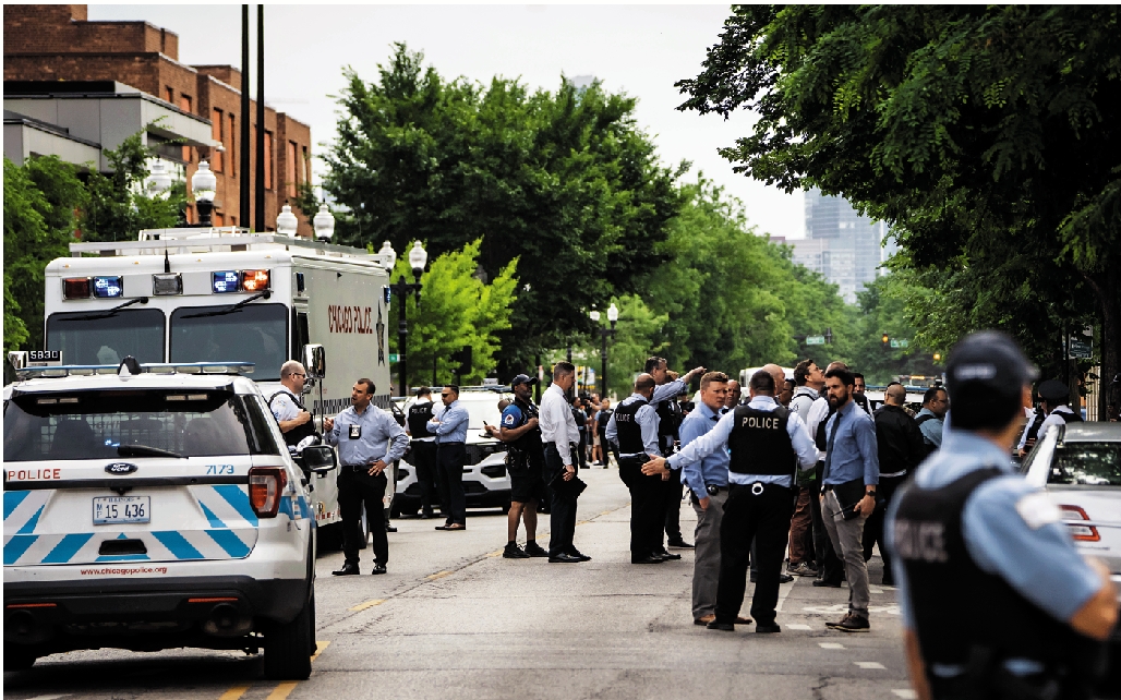　　圖：去年7月，芝加哥大學村社區發生槍擊案，大批警察抵達現場。/美聯社