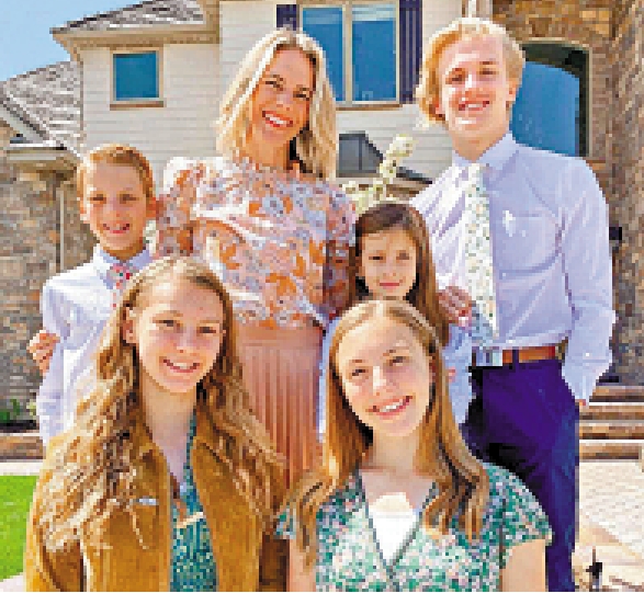 　　圖：美國育兒網紅弗蘭克（後排左一）和她的五個孩子/網絡圖片