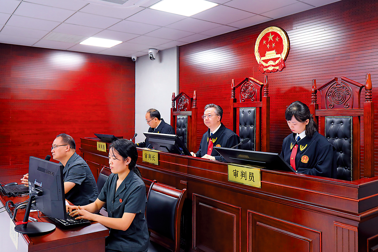 　　圖：外國國家豁免法明年1月1日起施行。圖為揚州市中級人民法院開庭審理案件。