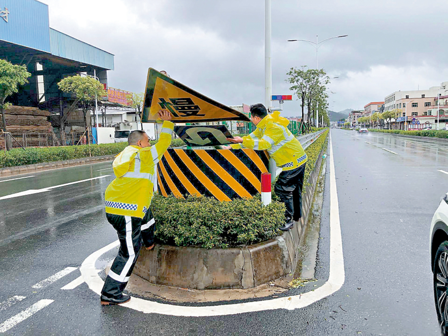 　　圖：中山交警在「蘇拉」遠離後清理路面雜物，確保群眾出行通暢。