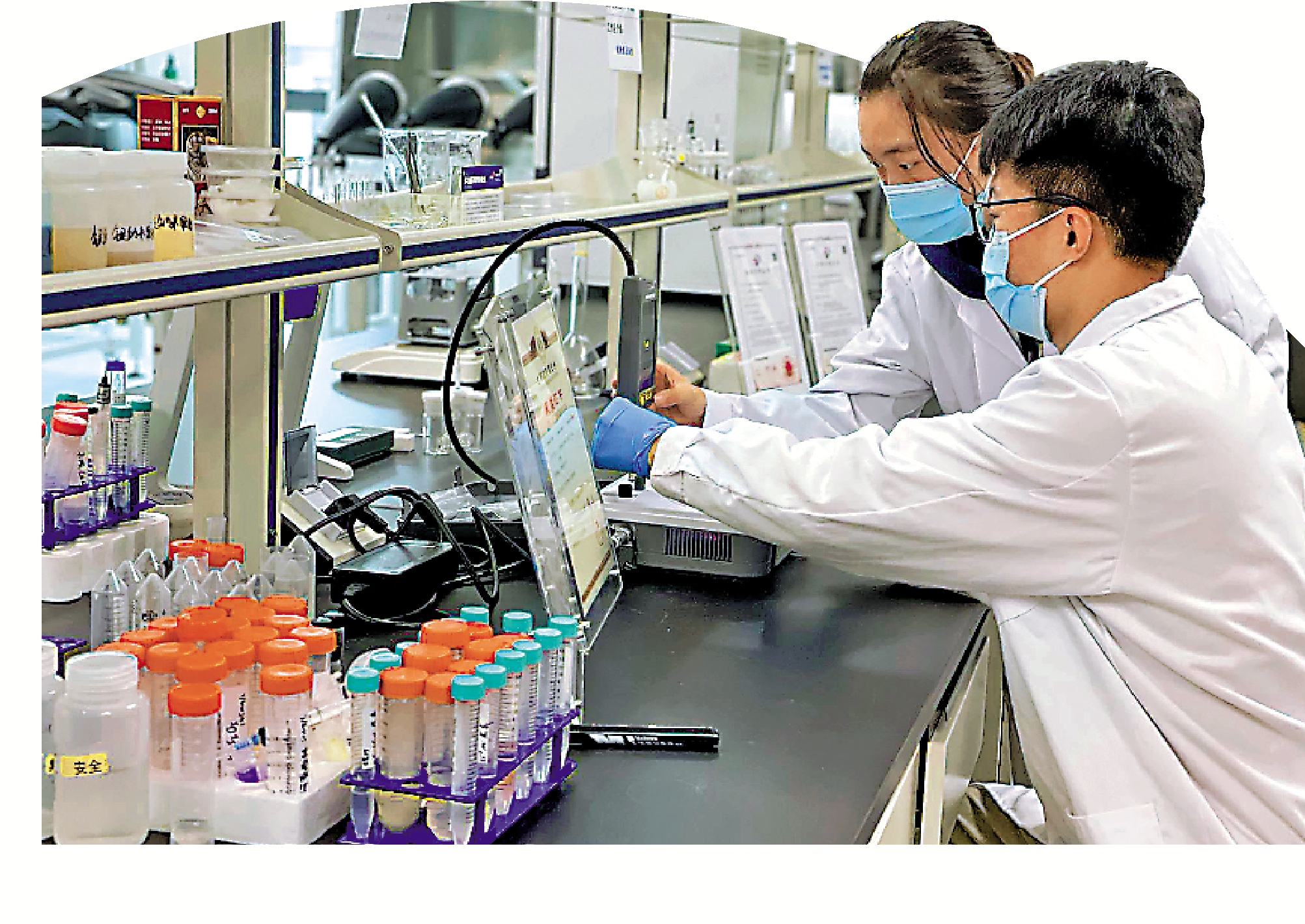 　　圖：河套深港科技創新合作區深圳園區內，香港城市大學福田研究院內科研人員正在做實驗。\大公報記者胡永愛攝
