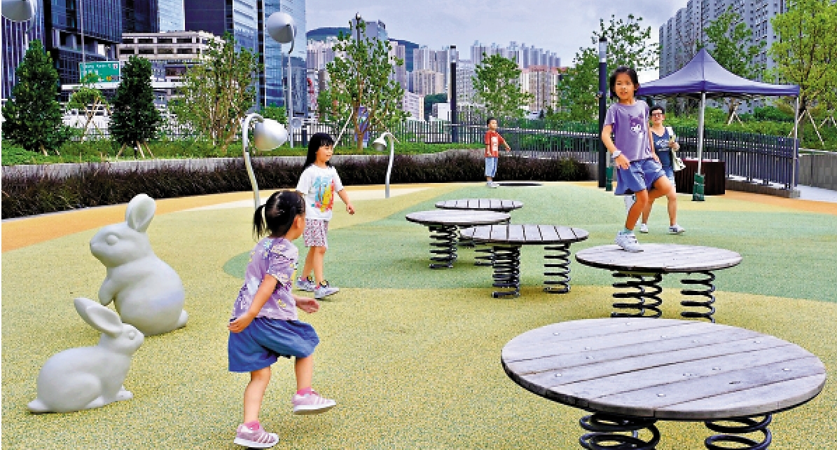 　　圖：渠務署工程團隊發現觀塘區缺乏供兒童彈跳的設施，特意在公園加入相關元素。