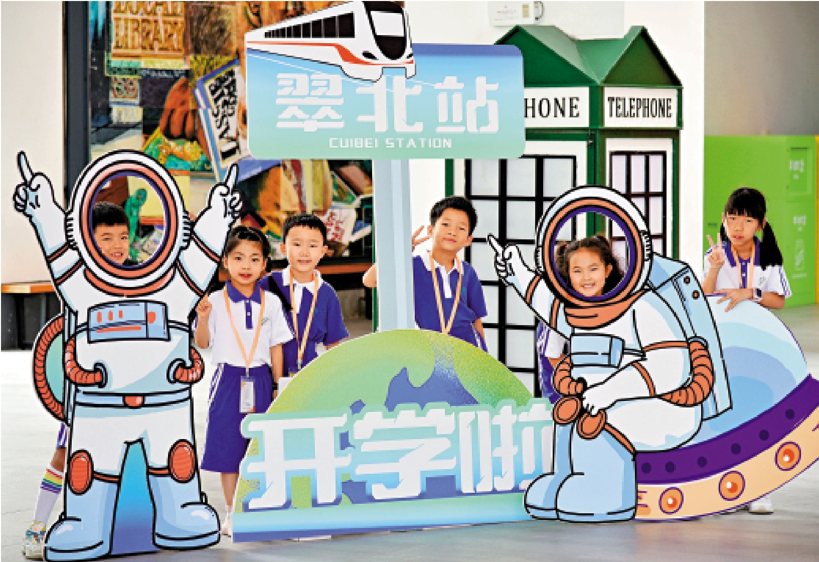 　　圖：8月29日，深圳市翠北實驗小學一年級學生來到學校報到。/新華社