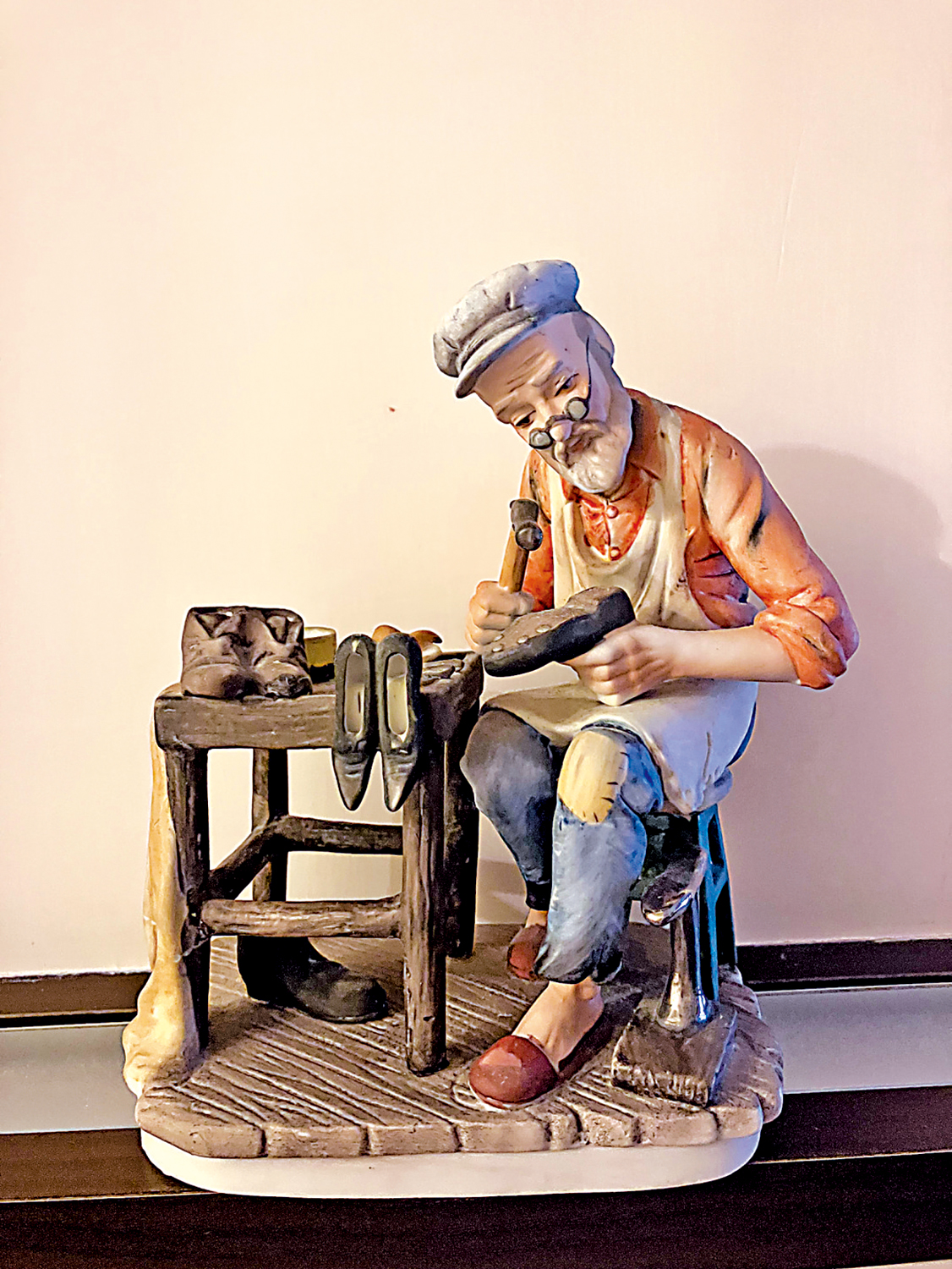 　　圖：陶造鞋匠公仔。\作者供圖