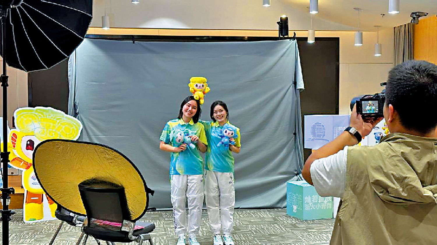 　　圖：杭州亞運志願者被稱為「小青荷」。